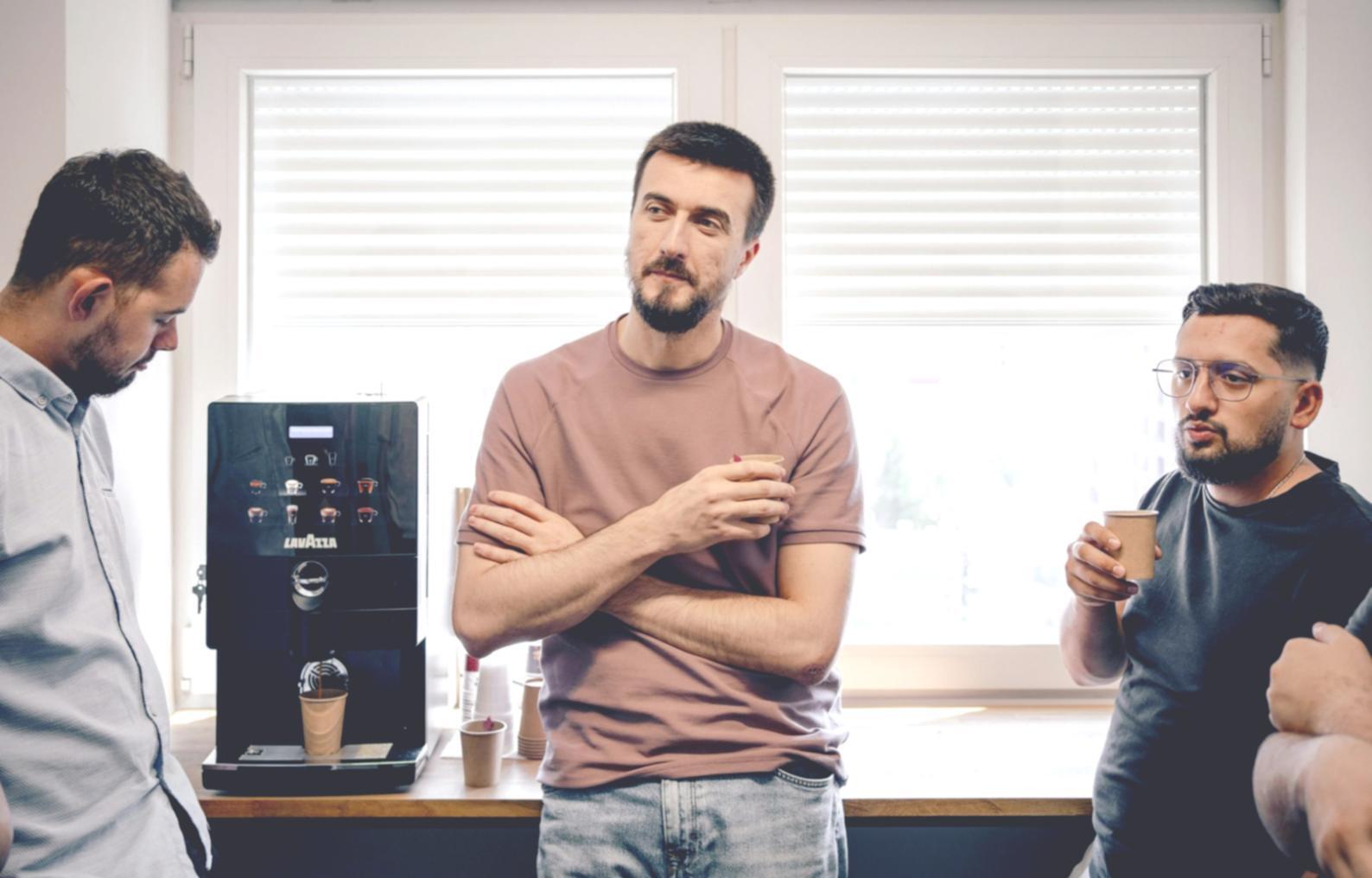Arbeitsplatz mit Finanzunterlagen und Laptop